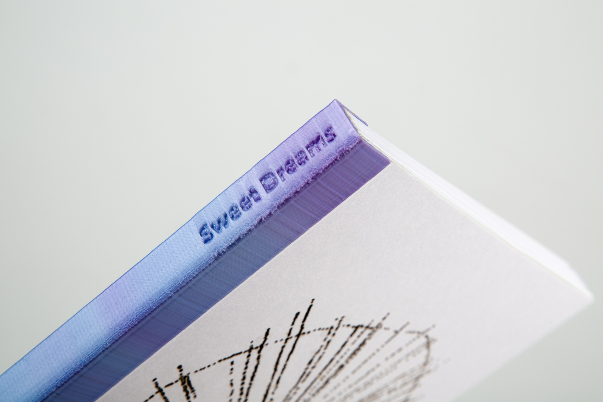 "Sweet Dreams" - Pia Weigert Book Cover Studio Fräns "Sweet Dreams" invertierter Buchtitel in 3D-gedruckter Buchklammer