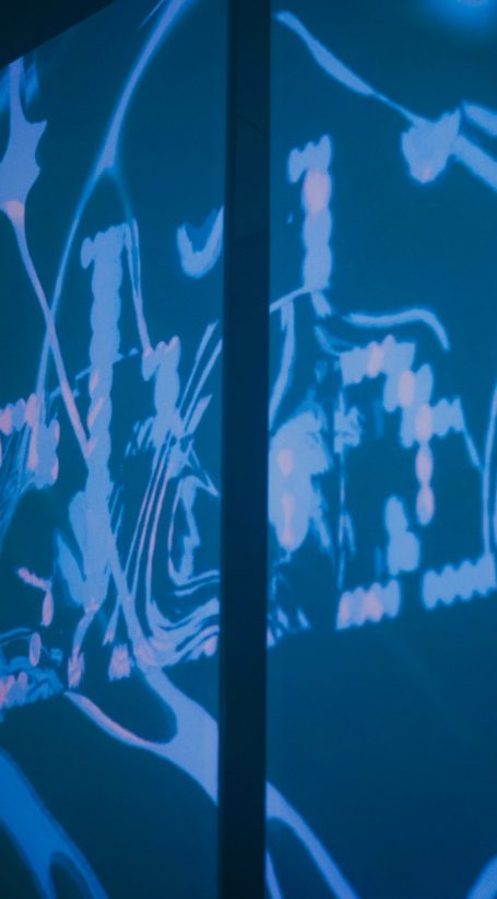 Abstrakte digitale Grafik in Blau- und violetten Farbtönen mit Datenvisualisierungen.